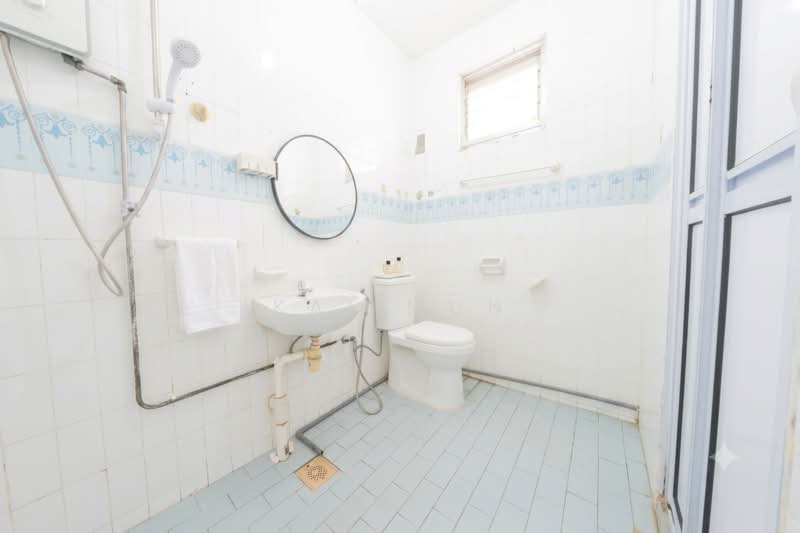 824 Jurong West Street 81, 824 Jurong West Street 81, 4 Bedrooms, 1,119 sqft, HDB Flat For Sale, by Kai Mun, 500201449 - Bathroom - PropertyGuru.com.sg