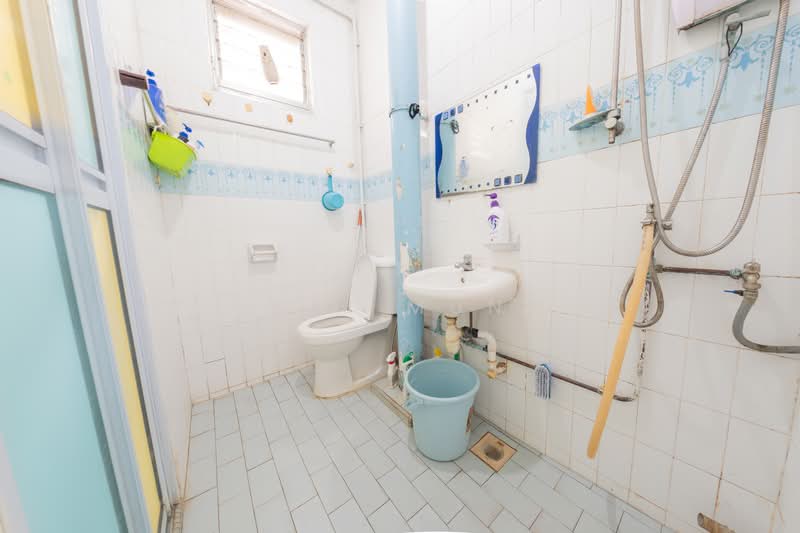824 Jurong West Street 81, 824 Jurong West Street 81, 4 Bedrooms, 1,119 sqft, HDB Flat For Sale, by Kai Mun, 500201449 - Bathroom - PropertyGuru.com.sg