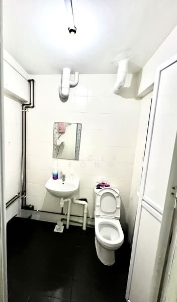 756 Yishun Street 72, 756 Yishun Street 72, 3 Bedrooms, 904 sqft, HDB Flat For Sale, by Alicia Leong, 500201454 - Bathroom - PropertyGuru.com.sg
