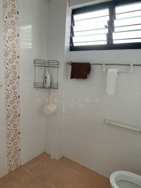 102 Bukit Purmei Road, 102 Bukit Purmei Road, 2 Bedrooms, 786 sqft, HDB Flat For Rent, by Teh Jing Ying, 500201476 - Bathroom - PropertyGuru.com.sg