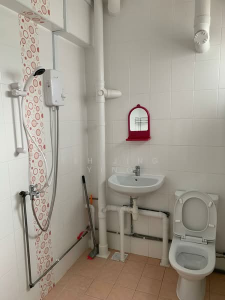 102 Bukit Purmei Road, 102 Bukit Purmei Road, 2 Bedrooms, 786 sqft, HDB Flat For Rent, by Teh Jing Ying, 500201476 - Bathroom - PropertyGuru.com.sg