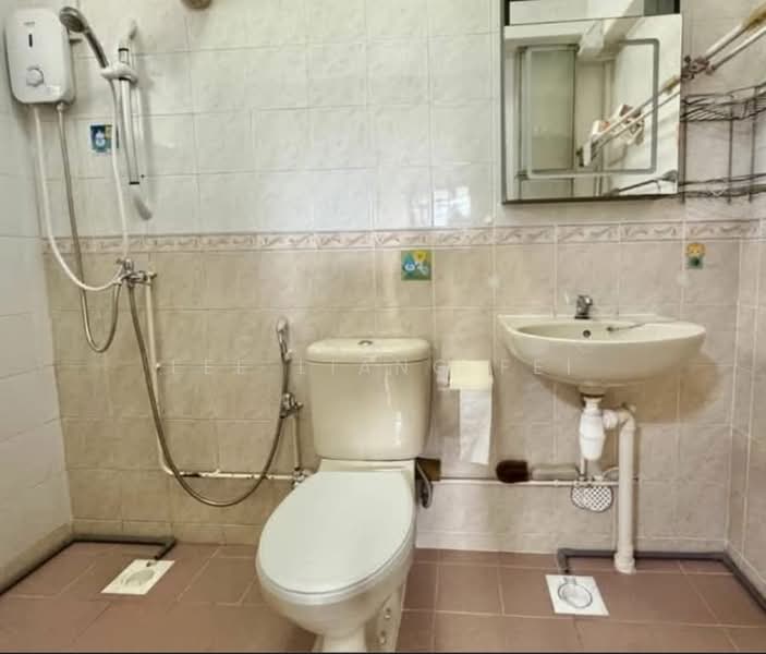 118C Jalan Membina, 118C Jalan Membina, 3 Bedrooms, 1,184 sqft, HDB Flat For Rent, by Lee Liang Fei, 500201495 - Bathroom - PropertyGuru.com.sg
