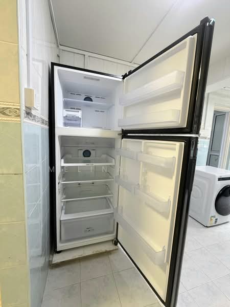 35 Marine Crescent, 35 Marine Crescent, 2 Bedrooms, 635 sqft, HDB Flat For Sale, by Melina Yap, 500201510 - Kitchen fridge - PropertyGuru.com.sg