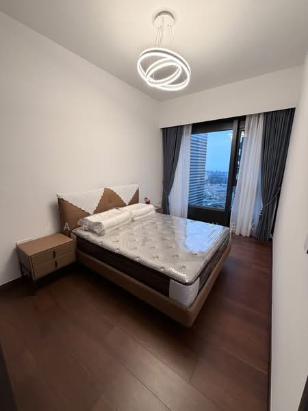Midtown Modern, 18 Tan Quee Lan Street, 4 Bedrooms, 1,808 sqft, Condominium For Sale, by Jarrett Kwek, 500201512 - Ensuite Junior Master bedroom - PropertyGuru.com.sg