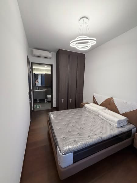 Midtown Modern, 18 Tan Quee Lan Street, 4 Bedrooms, 1,808 sqft, Condominium For Sale, by Jarrett Kwek, 500201512 - Ensuite Junior Master bedroom - PropertyGuru.com.sg