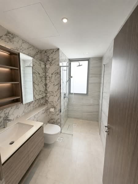 Queens Peak, 3 Dundee Road, 3 Bedrooms, 936 sqft, Condominium For Sale, by Eric Chey, 500201530 - Bathroom - PropertyGuru.com.sg