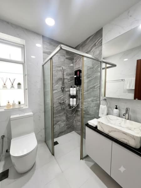 Lakepoint Condo, 2 Lakepoint Drive, 4 Bedrooms, 2,734 sqft, Condominium For Sale, by Caroline Yang, 500201533 - Bathroom - PropertyGuru.com.sg