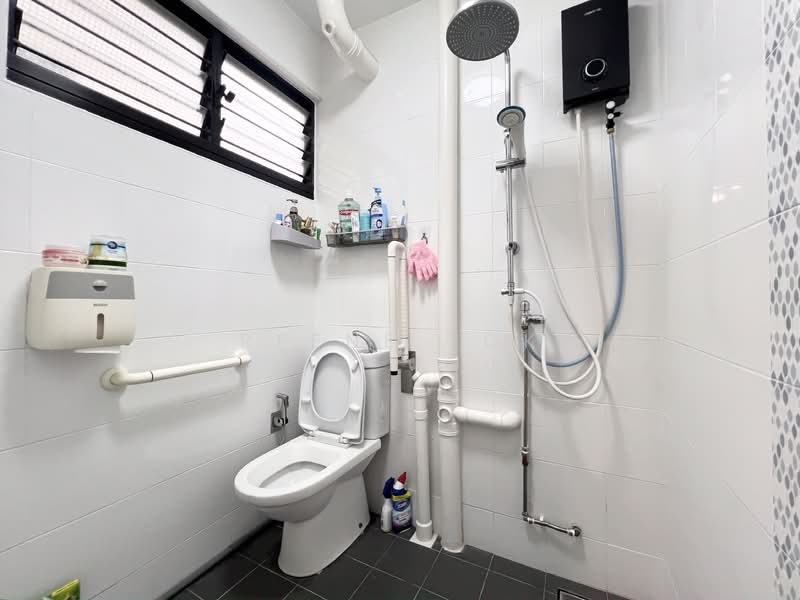 252 Hougang Avenue 3, 252 Hougang Avenue 3, 2 Bedrooms, 721 sqft, HDB Flat For Sale, by Reene Tok, 500201540 - Bathroom - PropertyGuru.com.sg