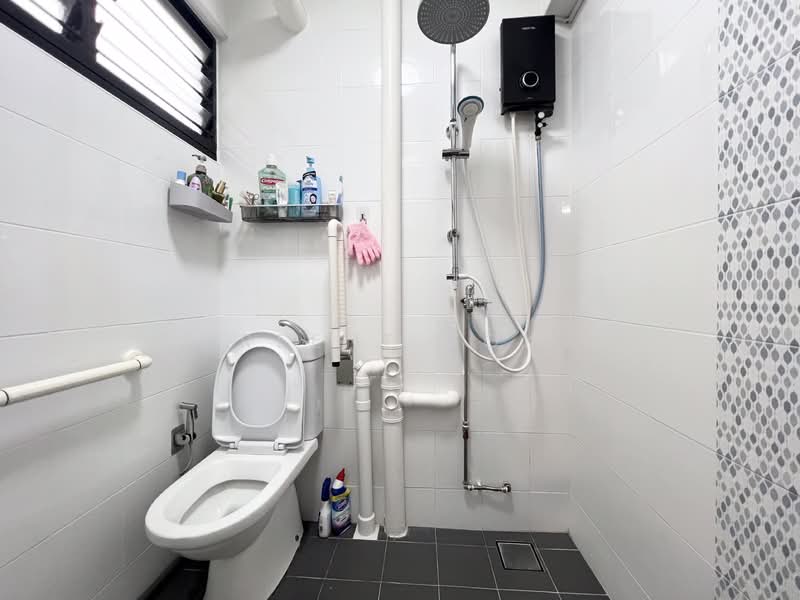 252 Hougang Avenue 3, 252 Hougang Avenue 3, 2 Bedrooms, 721 sqft, HDB Flat For Sale, by Reene Tok, 500201540 - Bathroom - PropertyGuru.com.sg