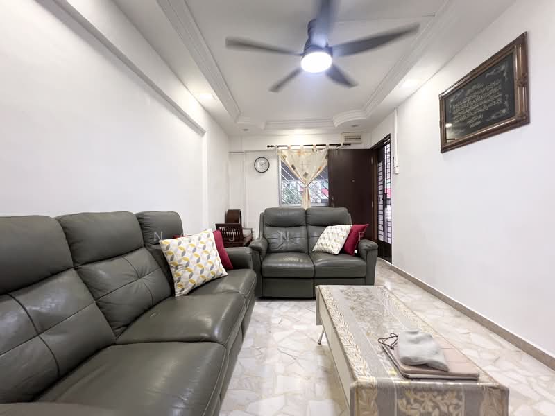 252 Hougang Avenue 3, 252 Hougang Avenue 3, 2 Bedrooms, 721 sqft, HDB Flat For Sale, by Ng Jun Wei, 500201546 - Living Room - PropertyGuru.com.sg