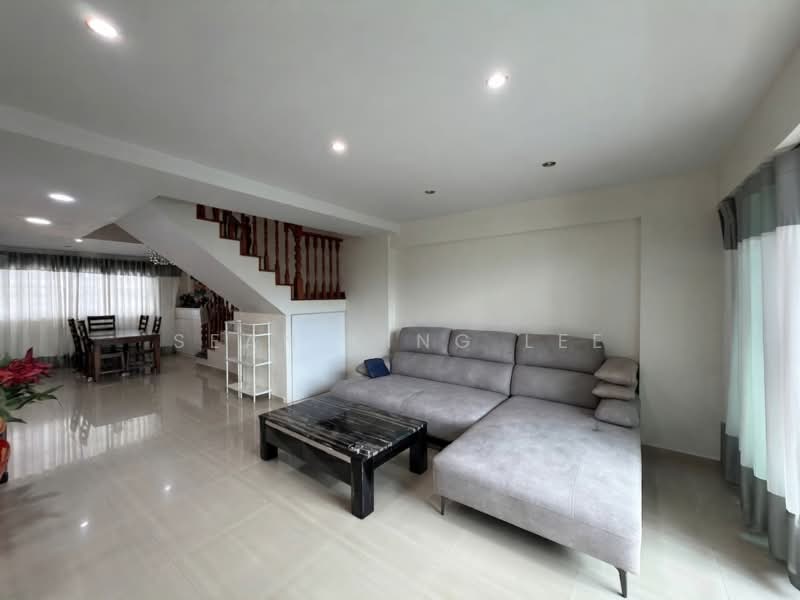 469 Jurong West Street 41, 469 Jurong West Street 41, 3 Bedrooms, 1,625 sqft, HDB Flat For Sale, by Sean King Lee, 500201629 - Living Room - PropertyGuru.com.sg