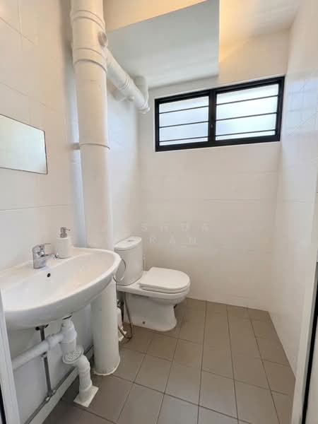149 Silat Avenue, 149 Silat Avenue, 2 Bedrooms, 721 sqft, HDB Flat For Rent, by Joshua Eswaran Veliappan, 500201694 - Bathroom - PropertyGuru.com.sg