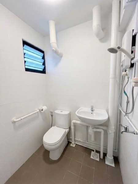 149 Silat Avenue, 149 Silat Avenue, 2 Bedrooms, 721 sqft, HDB Flat For Rent, by Joshua Eswaran Veliappan, 500201694 - Bathroom - PropertyGuru.com.sg