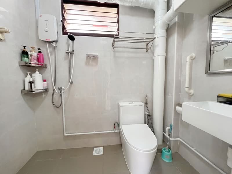305 Tampines Street 32, 305 Tampines Street 32, 4 Bedrooms, 1,345 sqft, HDB Flat For Sale, by Heng Soon Kiat (SK), 500201813 - Bathroom - PropertyGuru.com.sg