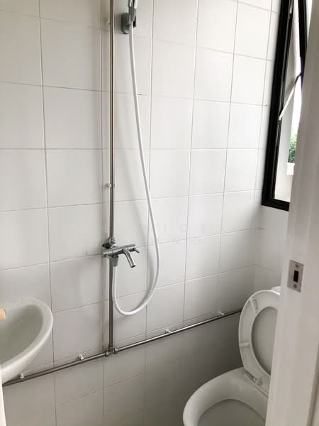 38 Draycott Drive, 38 Draycott Drive, 3 Bedrooms, 1,442 sqft, Apartment For Sale, by Eunice Chong, 500201898 - Helper's Bathroom - PropertyGuru.com.sg