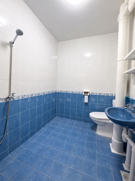 549 Jurong West Street 42, 549 Jurong West Street 42, 5 Bedrooms, 1,593 sqft, HDB Flat For Sale, by Delvin Ong, 500201900 - Bathroom - PropertyGuru.com.sg