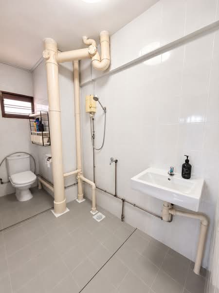549 Jurong West Street 42, 549 Jurong West Street 42, 5 Bedrooms, 1,593 sqft, HDB Flat For Sale, by Delvin Ong, 500201900 - Bathroom - PropertyGuru.com.sg