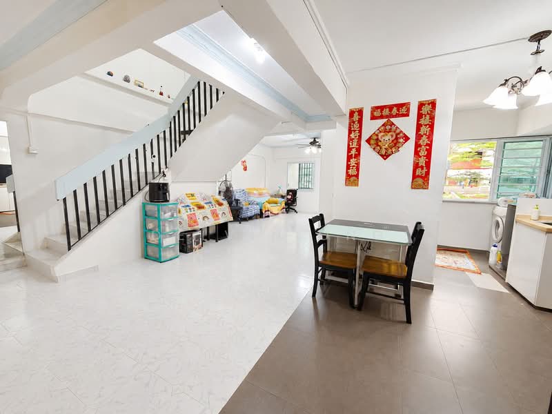 549 Jurong West Street 42, 549 Jurong West Street 42, 5 Bedrooms, 1,593 sqft, HDB Flat For Sale, by Delvin Ong, 500201900 - Living Room - PropertyGuru.com.sg
