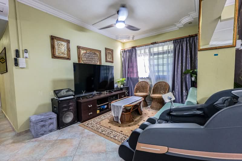 162 Jalan Teck Whye, 162 Jalan Teck Whye, 3 Bedrooms, 1,302 sqft, HDB Flat For Sale, by Nadiyah Kamsani, 500201903 - Living Room - PropertyGuru.com.sg