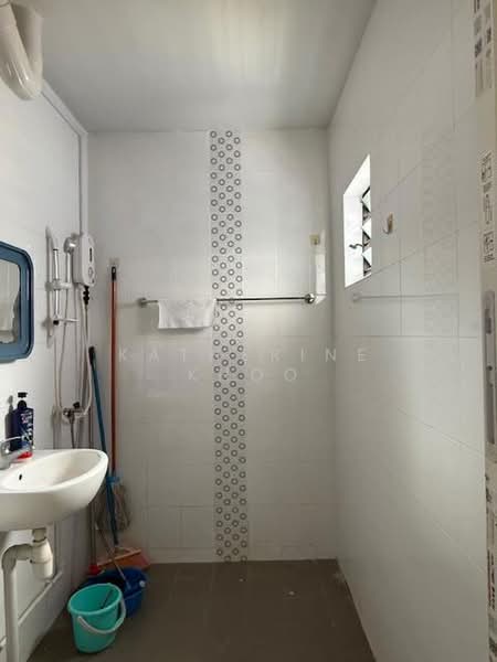 928 Jurong West Street 92, 928 Jurong West Street 92, 3 Bedrooms, 1,119 sqft, HDB Flat For Rent, by Katherine Khoo, 500201910 - Bathroom - PropertyGuru.com.sg