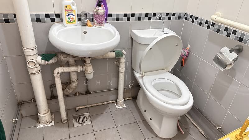 606 Bedok Reservoir Road, 606 Bedok Reservoir Road, 2 Bedrooms, 721 sqft, HDB Flat For Rent, by John Chen, 500202027 - Bathroom - PropertyGuru.com.sg