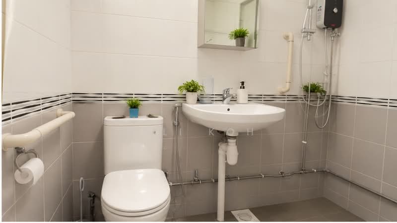 332 Serangoon Avenue 3, 332 Serangoon Avenue 3, 3 Bedrooms, 904 sqft, HDB Flat For Sale, by LiLi Koh, 500202054 - Bathroom - PropertyGuru.com.sg