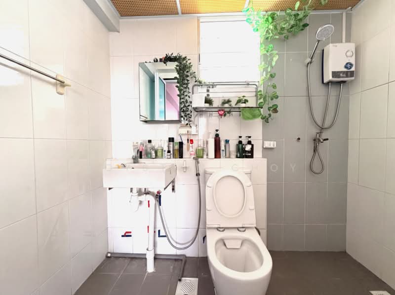 879B Tampines Avenue 8, 879B Tampines Avenue 8, 3 Bedrooms, 1,001 sqft, HDB Flat For Sale, by Royston Choy, 500202101 - Bathroom - PropertyGuru.com.sg
