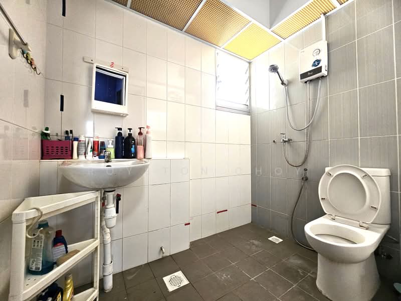 879B Tampines Avenue 8, 879B Tampines Avenue 8, 3 Bedrooms, 1,001 sqft, HDB Flat For Sale, by Royston Choy, 500202101 - Bathroom - PropertyGuru.com.sg