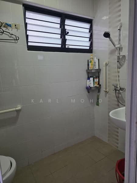 438 Jurong West Avenue 1, 438 Jurong West Avenue 1, 3 Bedrooms, 1,130 sqft, HDB Flat For Sale, by Karl Mohd, 500202102 - Bathroom - PropertyGuru.com.sg
