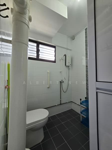 178 Bukit Batok West Avenue 8, 178 Bukit Batok West Avenue 8, 2 Bedrooms, 786 sqft, HDB Flat For Rent, by Albert New, 500202124 - Bathroom - PropertyGuru.com.sg