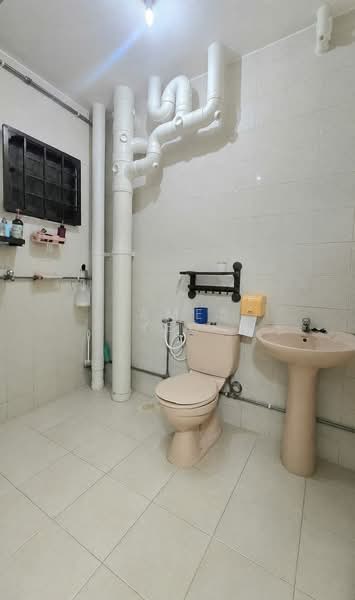 189A Rivervale Drive, 189A Rivervale Drive, 4 Bedrooms, 1,410 sqft, HDB Flat For Sale, by James Yeo, 500202126 - Bathroom - PropertyGuru.com.sg