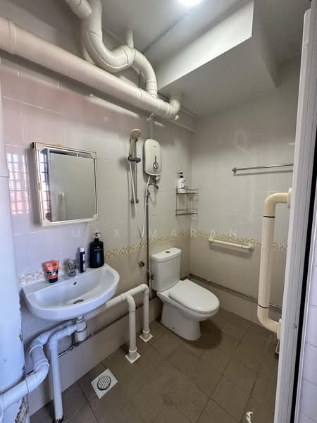 639 Rowell Road, 639 Rowell Road, 2 Bedrooms, 796 sqft, HDB Flat For Sale, by Max Maran, 500202144 - Bathroom - PropertyGuru.com.sg