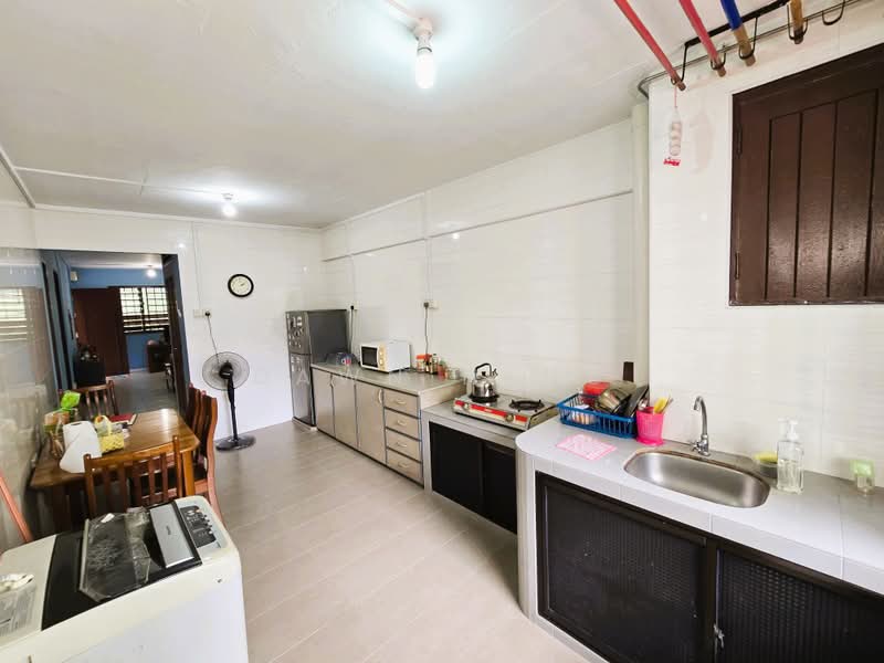 206 Yishun Street 21, 206 Yishun Street 21, 2 Bedrooms, 721 sqft, HDB Flat For Sale, by Dawn Heng, 500202145 - Kitchen - PropertyGuru.com.sg