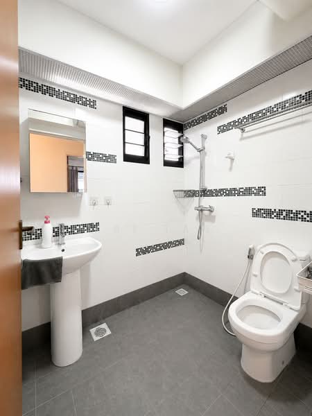 260C Punggol Way, 260C Punggol Way, 3 Bedrooms, 1,001 sqft, HDB Flat For Rent, by Kai Tan, 500202156 - Master bath - PropertyGuru.com.sg
