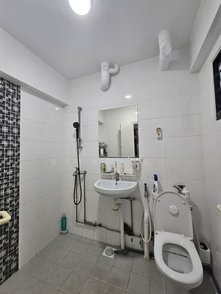 768 Yishun Avenue 3, 768 Yishun Avenue 3, 3 Bedrooms, 904 sqft, HDB Flat For Sale, by Bryan Loh, 500202160 - Bathroom - PropertyGuru.com.sg