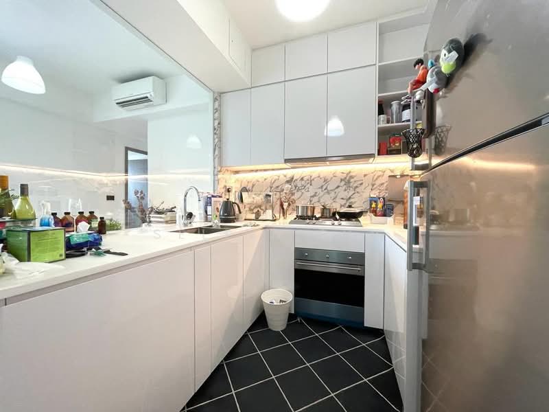 Queens Peak, 1 Dundee Road, 3 Bedrooms, 850 sqft, Condominium For Rent, by Selina Sun, 500202178 - Kitchen - PropertyGuru.com.sg