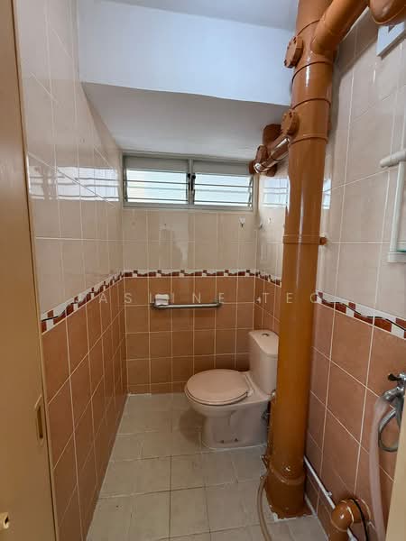 105 Bedok North Avenue 4, 105 Bedok North Avenue 4, 2 Bedrooms, 721 sqft, HDB Flat For Sale, by Jasline Teo, 500202198 - Bathroom - PropertyGuru.com.sg