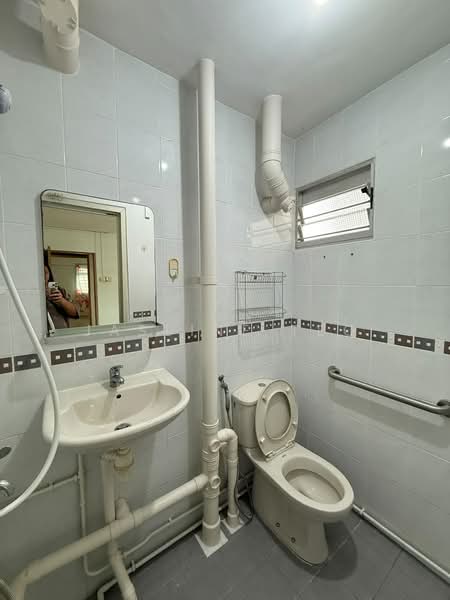 105 Bedok North Avenue 4, 105 Bedok North Avenue 4, 2 Bedrooms, 721 sqft, HDB Flat For Sale, by Jasline Teo, 500202198 - Bathroom - PropertyGuru.com.sg