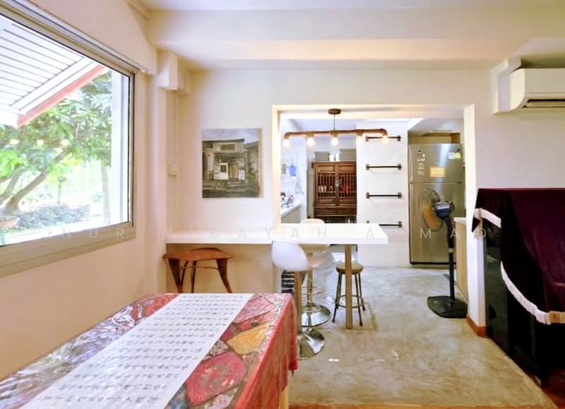 424 Pasir Ris Drive 6, 424 Pasir Ris Drive 6, 5 Bedrooms, 1,582 sqft, HDB Flat For Sale, by Nur Hidayah Ahmad, 500202213 - Open Concept Kitchen & Ladder to loft - PropertyGuru.com.sg