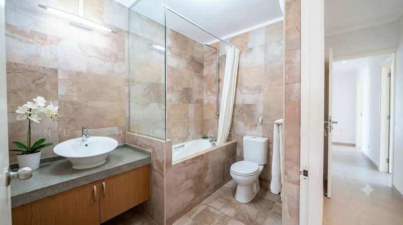 424 Pasir Ris Drive 6, 424 Pasir Ris Drive 6, 5 Bedrooms, 1,582 sqft, HDB Flat For Sale, by Nur Hidayah Ahmad, 500202213 - Master Bath with Bathtub - PropertyGuru.com.sg