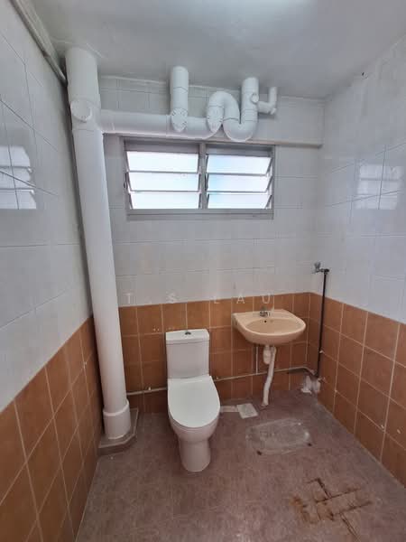 124 Marsiling Rise, 124 Marsiling Rise, 4 Bedrooms, 1,800 sqft, HDB Flat For Sale, by T.S Lau, 500202214 - Bathroom - PropertyGuru.com.sg
