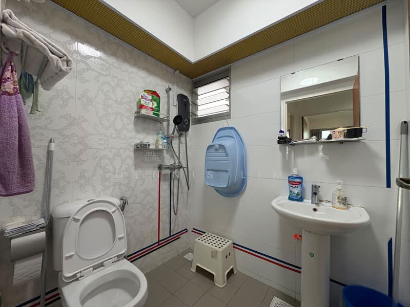 9 Joo Seng Road, 9 Joo Seng Road, 2 Bedrooms, 732 sqft, HDB Flat For Sale, by Dennis Lim, 500202216 - Bathroom - PropertyGuru.com.sg