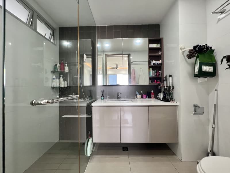 CityLife @ Tampines, 63 Tampines Central 7, 3 Bedrooms, 1,130 sqft, Executive Condominium For Sale, by Nate Lim, 500202221 - Master Bath - PropertyGuru.com.sg