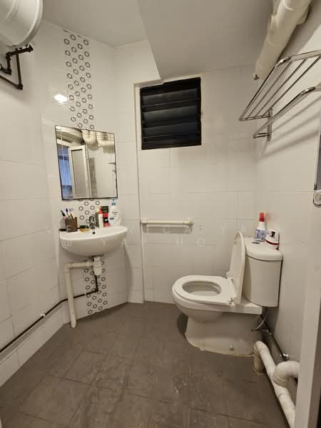 248 Jurong East Street 24, 248 Jurong East Street 24, 2 Bedrooms, 721 sqft, HDB Flat For Sale, by Veronica Yap @ Yap Hong Ling, 500202230 - Bathroom - PropertyGuru.com.sg