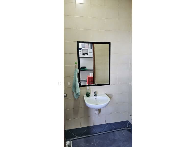 Tradehub 21, 8 Boon Lay Way, 2,045 sqft, Light Industrial (B1) For Rent, by David Poh, 500202293 - Bathroom - CommercialGuru.com.sg