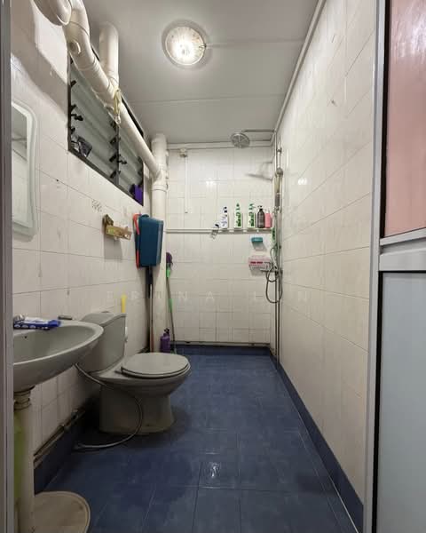 607 Woodlands Ring Road, 607 Woodlands Ring Road, 3 Bedrooms, 1,291 sqft, HDB Flat For Sale, by Erina Lin, 500202306 - Bathroom - PropertyGuru.com.sg