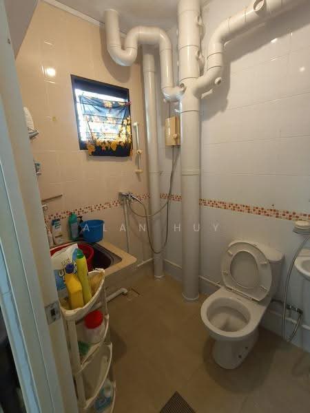 316A Ang Mo Kio Street 31, 316A Ang Mo Kio Street 31, Ang Mo Kio / Bishan / Thomson, Room Rental, 200 sqft, HDB Flat For Rent, by Alan Huy, 500202322 - Bathroom - PropertyGuru.com.sg