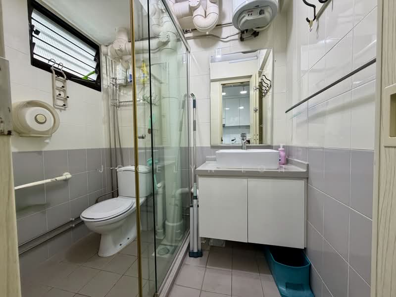 552 Ang Mo Kio Avenue 10, 552 Ang Mo Kio Avenue 10, 3 Bedrooms, 1,281 sqft, HDB Flat For Rent, by Jocelyn Loh, 500202330 - Bathroom - PropertyGuru.com.sg