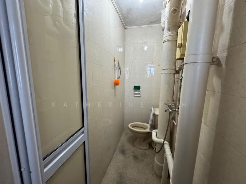 51 Lorong 6 Toa Payoh, 51 Lorong 6 Toa Payoh, 2 Bedrooms, 678 sqft, HDB Flat For Rent, by Katherine Peh, 500202335 - Bathroom - PropertyGuru.com.sg