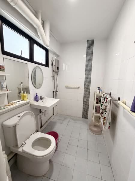 146 Tampines Avenue 5, 146 Tampines Avenue 5, 3 Bedrooms, 1,528 sqft, HDB Flat For Sale, by Jenny Tran, 500202373 - Bathroom - PropertyGuru.com.sg